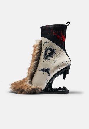 Koi Footwear, JUNJI ITO - Боти до глезена с клиновиден ток - white