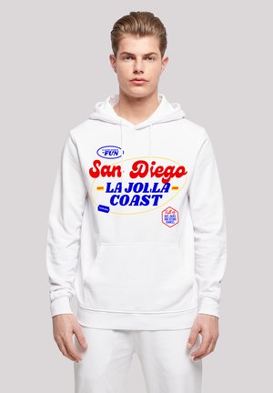 Weißer Hoodie mit einem Grafikdesign, das "San Diego LA JOLLA COAST" in Rot und Blau zeigt, sowie zusätzlichen Text in verschiedenen Farben. Mit Kordelzug und Vordertasche.