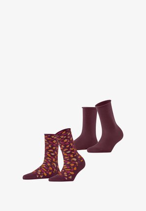 Zwei Paar Knöchelsocken: eine in einfarbigem Burgunderrot, die andere mit einem mehrfarbigen Blattmuster auf burgunderfarbenem Hintergrund. Weicher, dehnbarer Stoff.