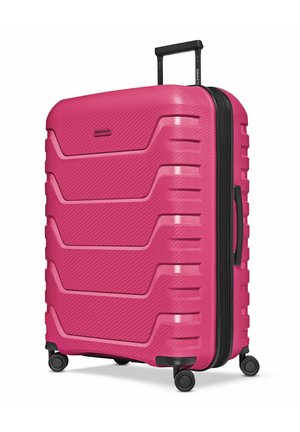 Valigia rigida rosa brillante con superficie strutturata, quattro ruote pivotanti, manico nero retrattile e maniglia laterale.