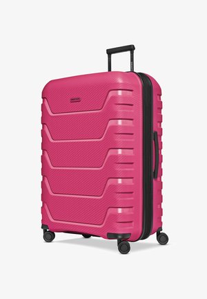 Valigia rigida rosa brillante con superficie strutturata, quattro ruote pivotanti, manico nero retrattile e maniglia laterale.