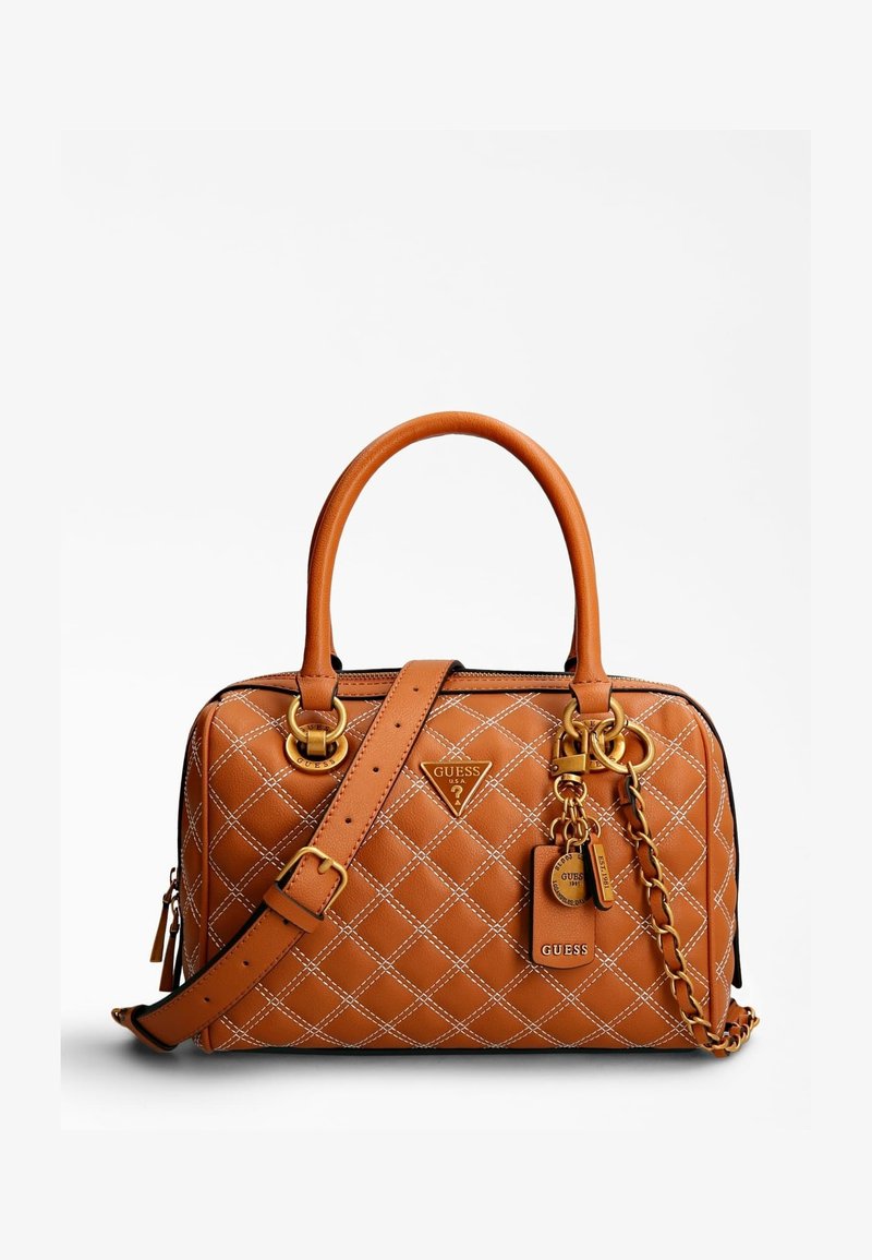 Borsa trapuntata marrone con finiture color oro, dotata di doppi manici e tracolla a catena removibile. Include una targhetta metallica con logo e un portachiavi decorativo.