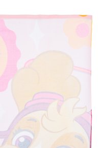 Coperta in pile con un design rosa e pastello che presenta un personaggio dei cartoni animati, forme rotonde e accenti floreali su uno sfondo chiaro.