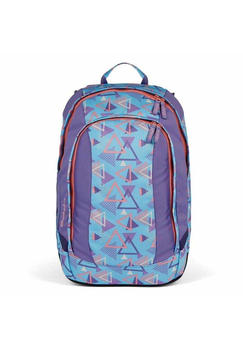 Sac à dos violet et bleu avec un motif géométrique composé de triangles. Comprend des doubles zips et une poignée de transport sur le dessus. Tissu texturé.