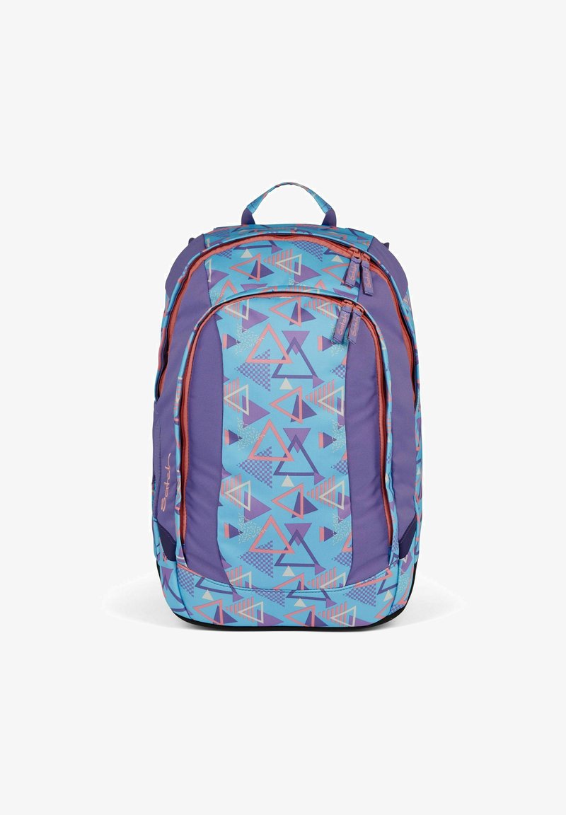 Sac à dos violet et bleu avec un motif géométrique composé de triangles. Comprend des doubles zips et une poignée de transport sur le dessus. Tissu texturé.
