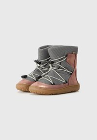 Grijze stoffen enkellaarsjes met een geconfigureerde metalen roze accent, voorzien van elastische veters, een ronde neus en een rubberen zool.