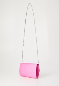 Clutch in satin rosa dalla forma rettangolare, con catena spessa argentata e superficie liscia. Design chiuso senza dettagli hardware visibili.