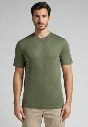 Camiseta de manga corta en verde oliva, fabricada con un tejido suave, con cuello redondo y un diseño ligeramente ajustado. Sin patrones ni acentos visibles.