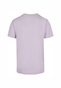 Tricou scurt cu maneci, de culoare lavandă, din bumbac, cu decolteu rotund și o textură netedă și uniformă. Fără grafica sau embellishments.