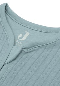 Bodysuit en coton bleu clair avec une texture côtelée, présentant un col en V et de petits motifs finement tissés. L'étiquette indique la taille 70 cm.