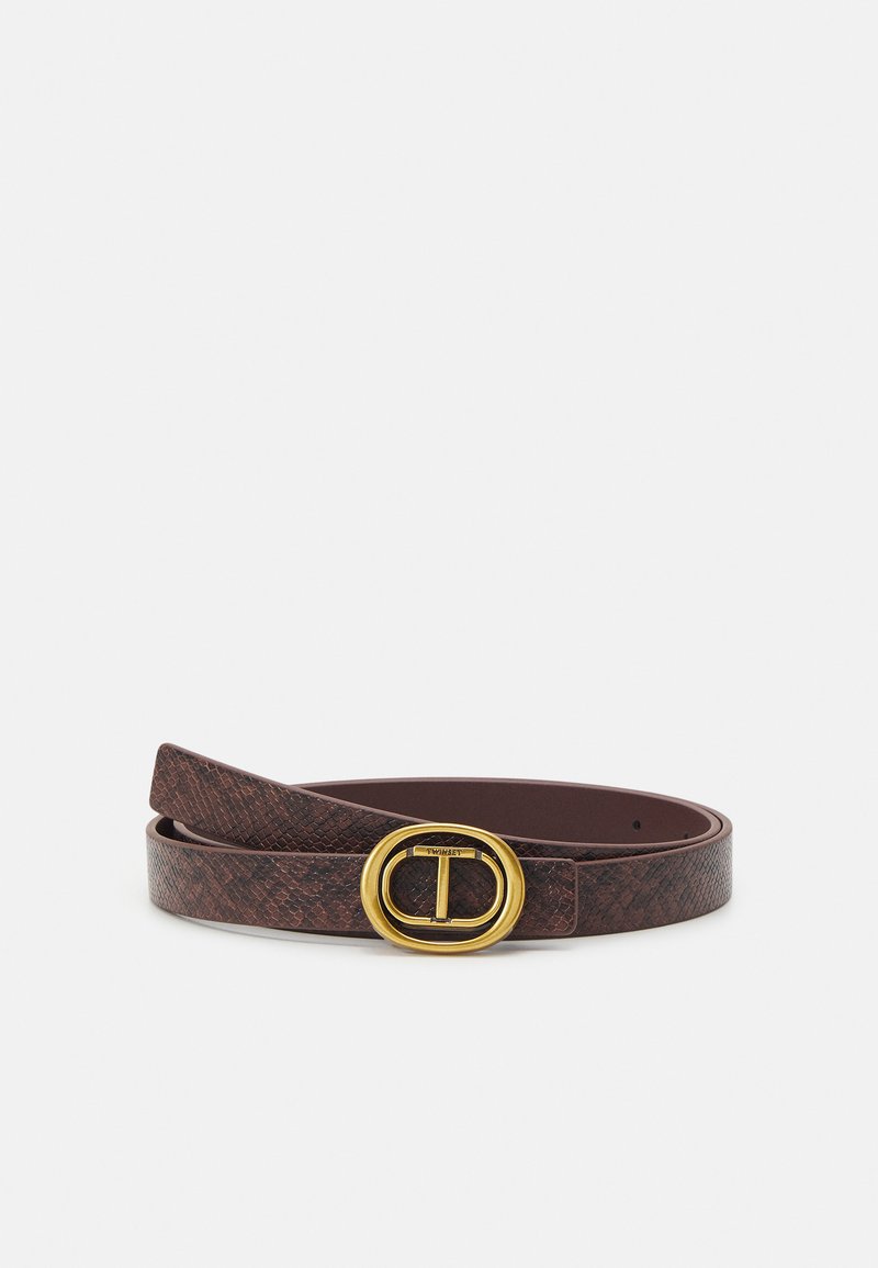 Brauner, gemusterter Leder Gürtel mit glatter Oberfläche, ausgestattet mit einer goldfarbenen, runden Schnalle. Das Design ist elegant und modern.