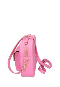 Borsa crossbody in pelle sintetica rosa con forma rettangolare, cerniera dorata e tracolla regolabile. Texture liscia con accenti minimi.
