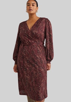 Vestido envolvente de tela burdeos con un patrón texturizado de manchas claras y oscuras. Mangas largas abullonadas y un detalle de cinturón en la cintura.