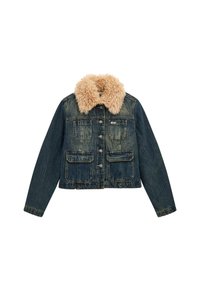 Giacca in denim con un colletto in pelliccia sintetica beige, dotata di quattro tasche frontali, chiusura a bottoni e una leggermente sbiadita tinta blu. Design dal fit rilassato.