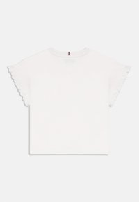 Λευκό κοντομάνικο πουκάμισο με ριχτές άκρες στις μανίκες, στρογγυλή λαιμόκοψη και μια μικρή τριπλή ρίγα στο πίσω μέρος του γιακά.