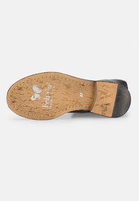 Semelle en cuir noir avec bord incurvé, dotée d'une base en caoutchouc naturel, présentant des marques d'usure visibles, ainsi qu'un logo et une taille "37" en relief.