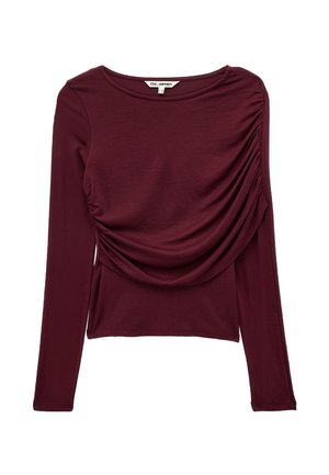 Langarmige donker bordeauxkleurige top met ronde hals en geplooid detail aan de rechter voorkant.