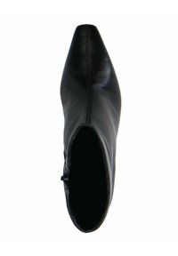 Bottine en cuir noir avec un bout pointu et une texture lisse. Présente une fermeture éclair sur le côté pour un enfilage facile et un design minimaliste.