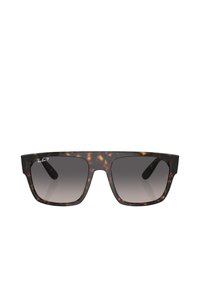 Occhiali da sole tartarugati con design quadrato, lenti sfumate e logo sulla lente sinistra, con una texture in plastica liscia.