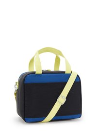 Sac en tissu noir avec une bande bleue, des poignées jaunes et une bandoulière réglable. Forme rectangulaire avec fermeture éclair et accents en métal.