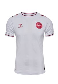 Vit kortärmad tröja gjord av lättviktigt tyg, med vinröda detaljer, rund hals och en rund logotyp på bröstet.