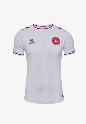 Vit kortärmad tröja gjord av lättviktigt tyg, med vinröda detaljer, rund hals och en rund logotyp på bröstet.