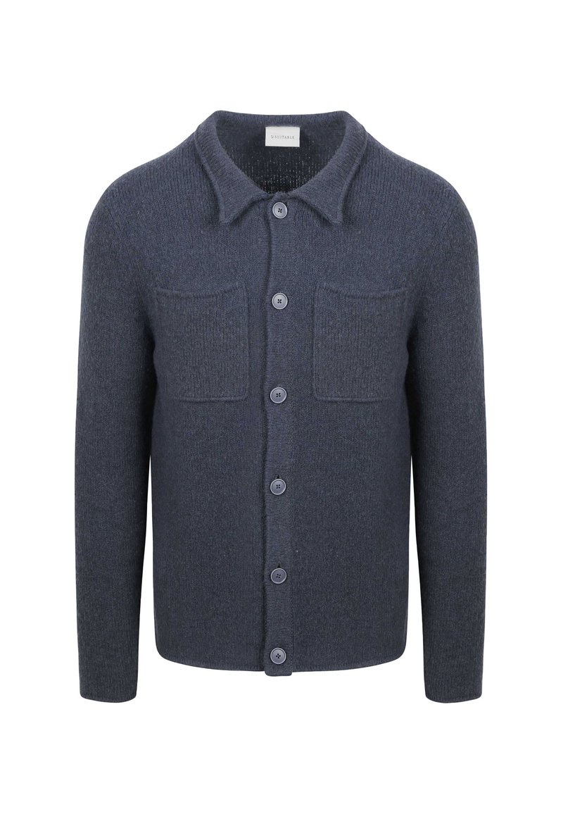 Donkergrijze cardigan gemaakt van gestructureerde brei stof, met een kraaghalslijn, knoopsluiting aan de voorkant en twee borstzakken.