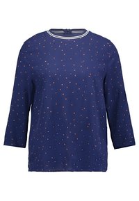 Blusa blu navy con maniche a tre quarti, colletto a righe bianche e piccoli punti arancioni sparsi su tutta la stoffa. Texture liscia.