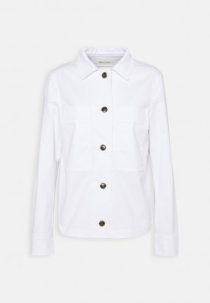 Witte blouse met knopen, lange mouwen, twee borstzakken en een kraag, afgebeeld tegen een effen achtergrond.