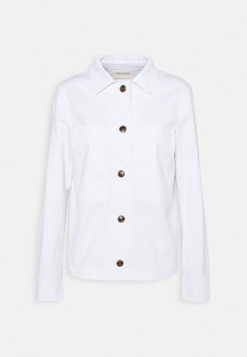 Biała kurtka zapinana na guziki z długimi rękawami, dwoma kieszeniami na piersi i kołnierzem, prezentowana na jednolitym tle.