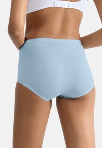 Jasnoniebieskie bawełniane slipy o gładkiej fakturze i elastycznym pasku, z falbanką wzdłuż otworów na nogi.