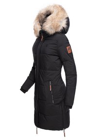 Zwarte gevoerde winterjas met een afneembare nepbont kap, ritssluiting aan de voorkant, zijzakken en elastische manchetten. Voorzien van een logopatch op de mouw.