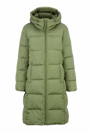 Manteau d'hiver long matelassé vert olive avec fermeture éclair sur le devant, poches latérales et capuche ajustable, conçu pour garder au chaud par temps froid.