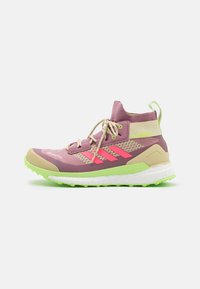 adidas Performance FREE HIKER - Sapatos de caminhada - magic mauve/acid red/pulse lime