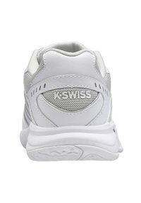 Sneaker K-Swiss bianco e grigio vista da dietro, realizzata in materiali in rete e pelle con una suola testurizzata.