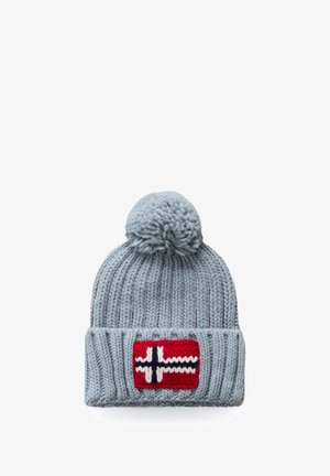 Svetle modrý pletený čepice s bambulí nahoře a červenou nášivkou s bílým a černým severským vzorem.