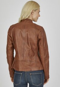 Braune Lederjacke mit taillierter Passform, rundem Kragen und Nahtdetails. Glatte Textur mit leicht gläzendem Finish.
