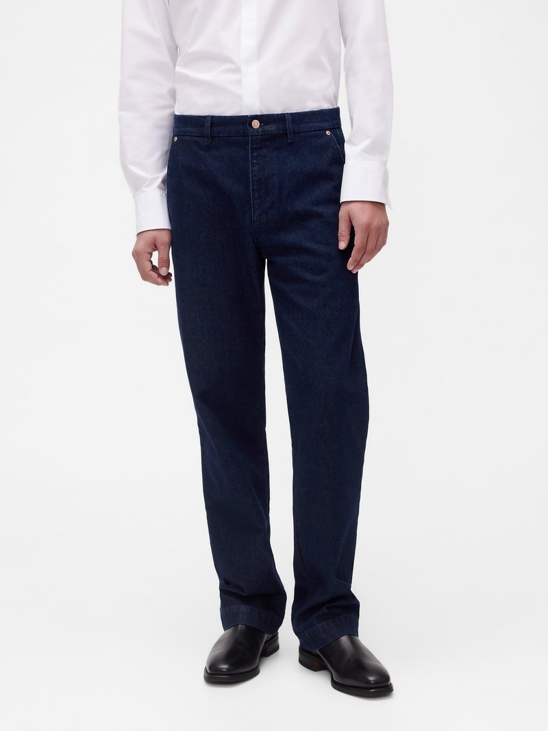 Σκούρο μπλε τζιν παντελόνι με κανονική εφαρμογή, με πέντε τσέπες και εξαρτήματα σε χαλκοπράσινο τόνο, με κλασική μέση και λεία υφή.