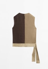 Ärmellös väst med delat design, ena sidan mörkbrun och den andra beige, med ett beige band längst ner på höger sida.