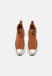 Converse RUN STAR HIKE - Sneakers alte - tawny owl/black/egret