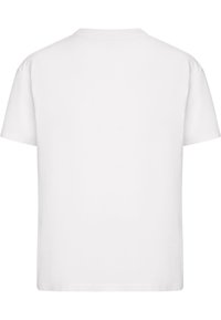 Hvid T-shirt, korte ærmer, rund hals, lavet af bomuld, glat tekstur, simpelt design, ingen synlige grafikker eller mønstre.