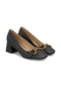 Scarpe nere in pelle con tacco quadrato e punta quadrata, con un accento in metallo dorato sul davanti e una superficie liscia.