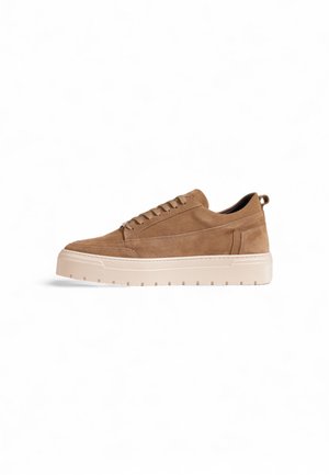 Bruine suède sneaker met een ronde neus, een vlakke beige zool en vier paar oogjes voor veters. Inclusief een trekband aan de achterkant en een zijnaaddetail.