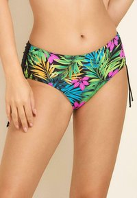 Majtki bikini o wysokim stanie z żywym wzorem tropikalnych liści i kwiatów w zielonym, różowym i żółtym kolorze na czarnym tle; regulowane w bocznych wiązaniach.