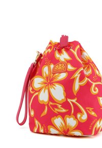 Borsa a secchiello in tessuto rosa con motivo floreale bianco e giallo, tracolla regolabile, hardware dorato e dettaglio con logo. Materiale morbido e leggero.
