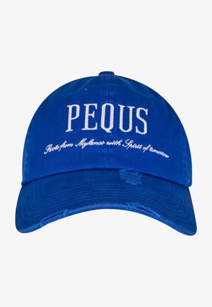 Blauwe baseballcap van katoen, met witte geborduurde tekst "PEQUS" en een slogan. Versleten accenten nabij de rand.