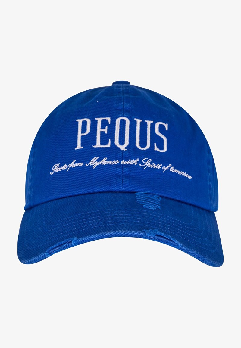 Modra bejzbolska kapa iz bombaža, ki ima belo vezeno besedilo "PEQUS" in slogan. Obrabljeni detajli blizu roba.