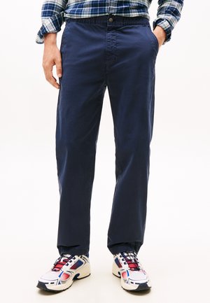 Tommy Jeans, SONNY TAPERED TWILL CHINOS - Püksid - dark night navy