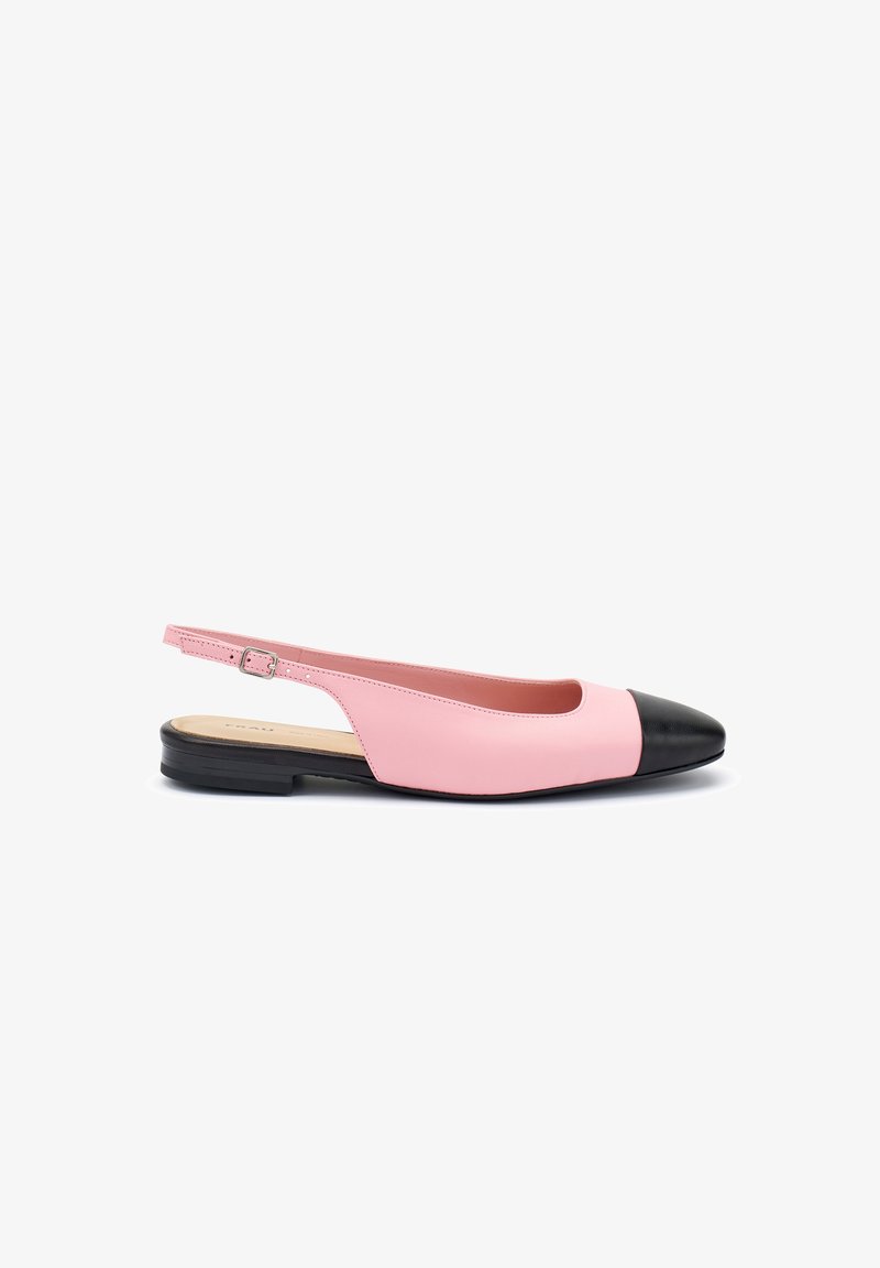 Scarpa flat con slingback, con tomaia in pelle rosa e punta in pelle nera. Texture liscia, tacco basso e dettaglio della fascetta regolabile.