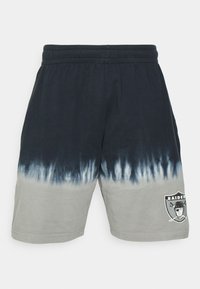 Shorts tie-dye neri e grigi con un elastico in vita e una patch del logo dei Raiders in basso a destra. Materiale in cotone morbido, vestibilità rilassata.